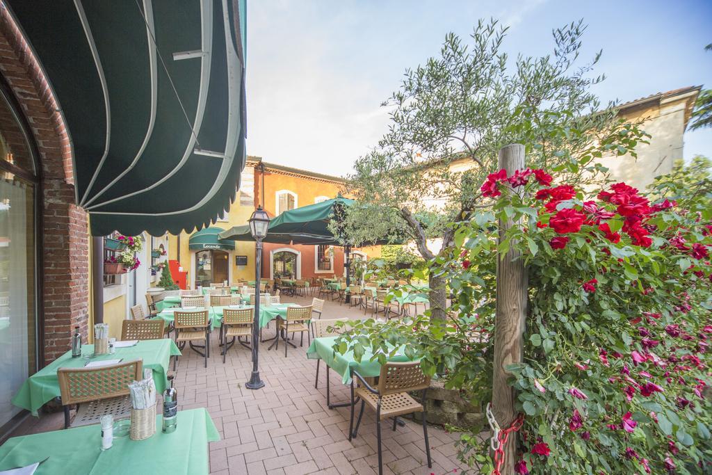 דוסובונו Hotel Antichi Cortili מראה חיצוני תמונה
